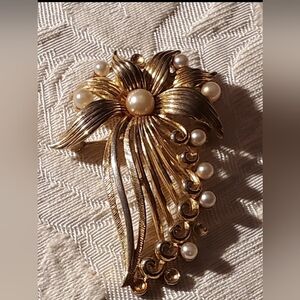 LISNER Vintage Goldtone Brush  Metal  Filigree  Flower Brooch
